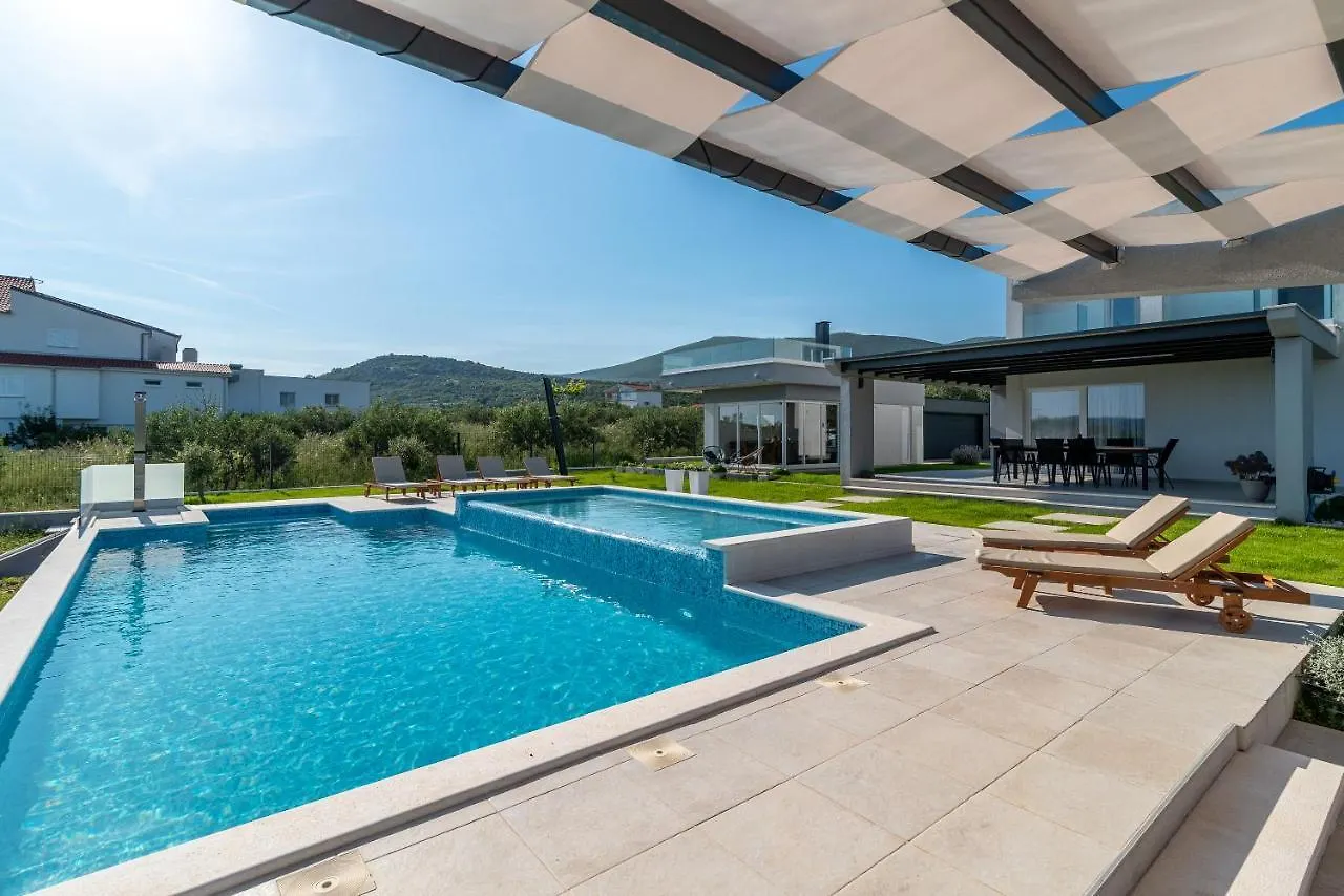 Vitis Villa Kastel Novi