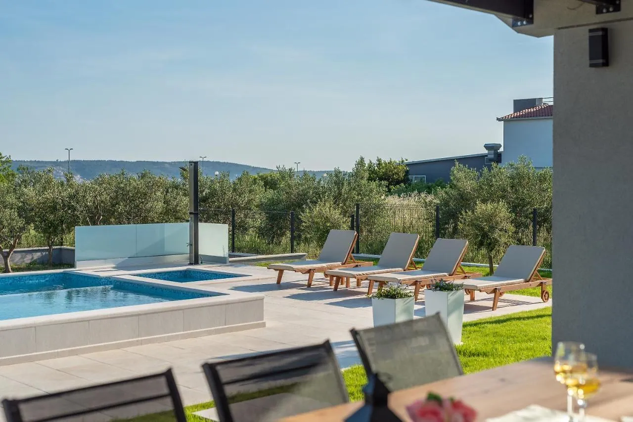 Vitis Villa Kastel Novi
