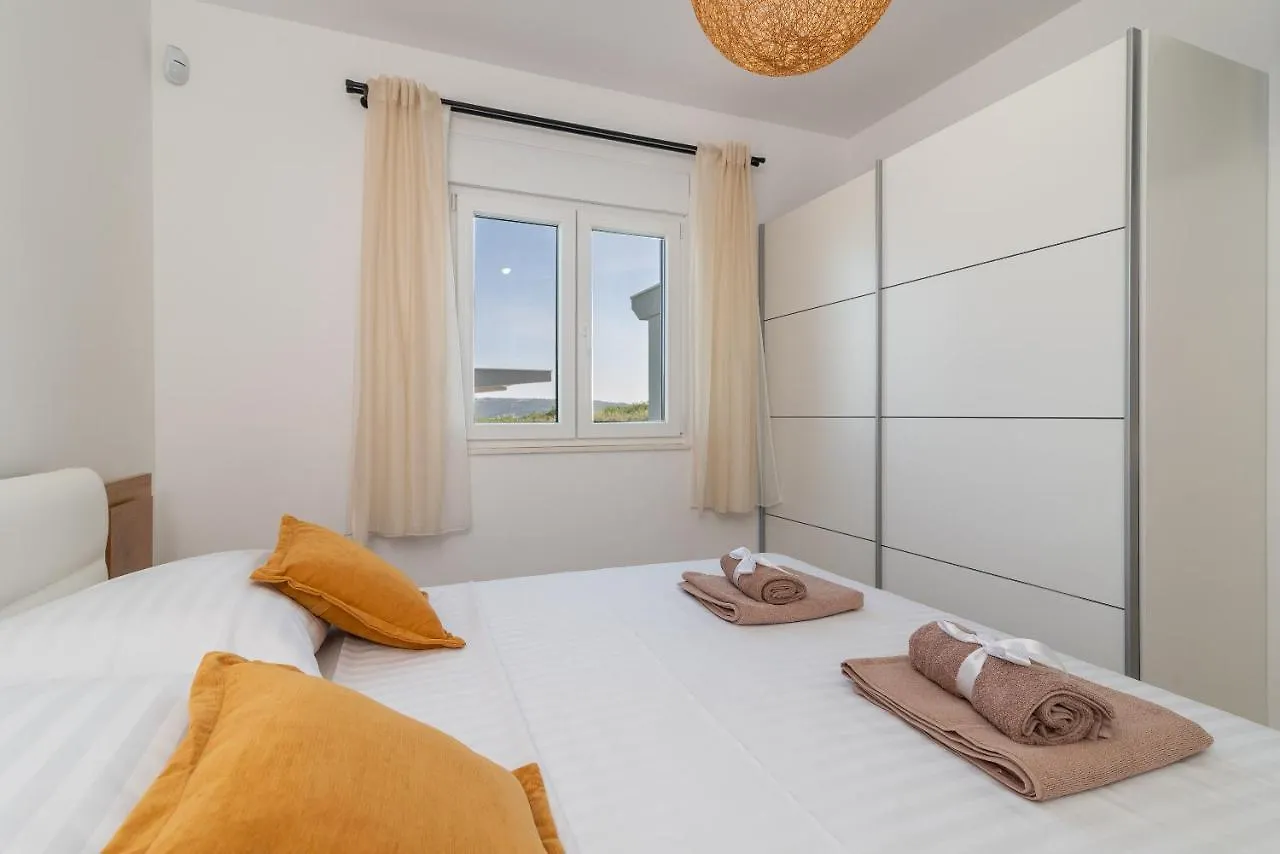 Vitis Villa Kastel Novi 0*,